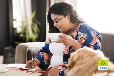 Vrouw op een zitbank